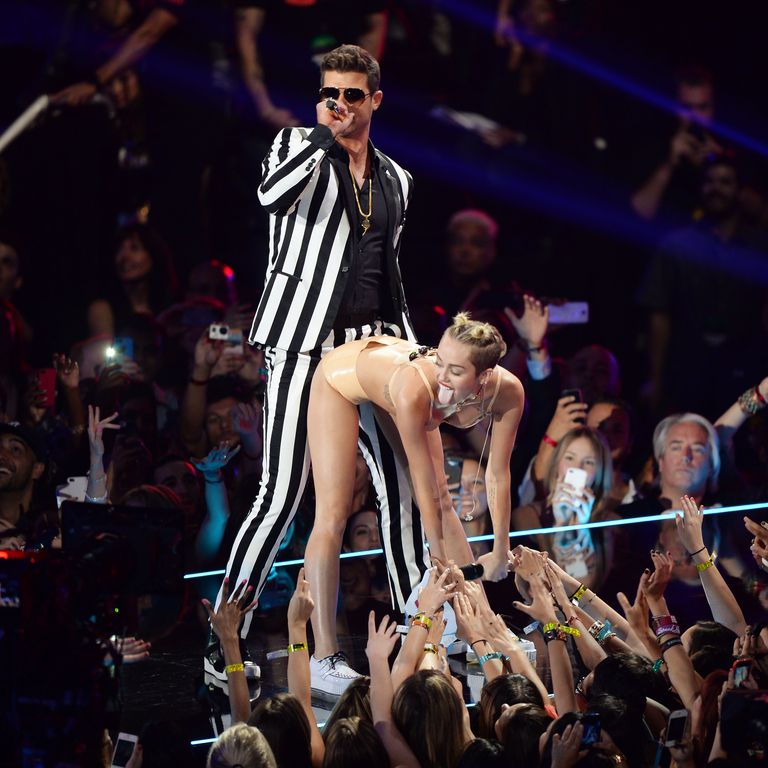robin thicke and miley cyrus perform onstage during the news photo 177675172 1550762024